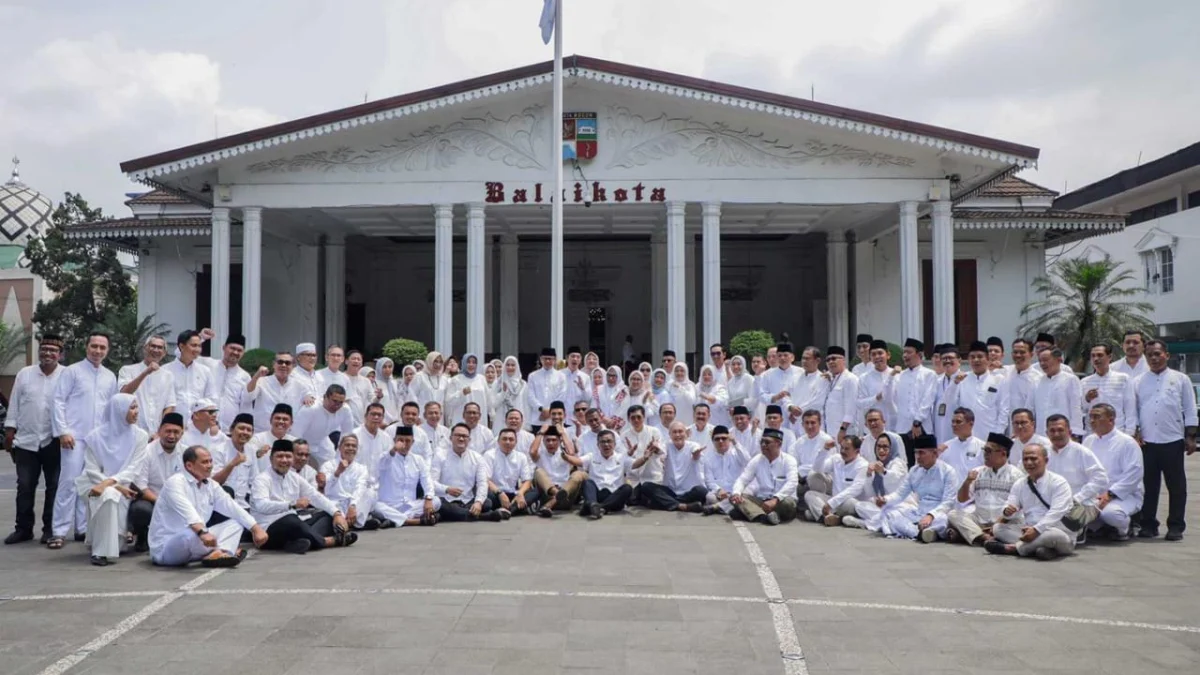 Jelang Purna Tugas, Bima-Dedie Gelar Briefing Staf Terakhir Wali Kota Bogor, Bima Arya, dan wakilnya, Dedie A. Rachim, bersama jajaran usai menggelar briefing staf di Balai Kota Bogor, Selasa (16/4).