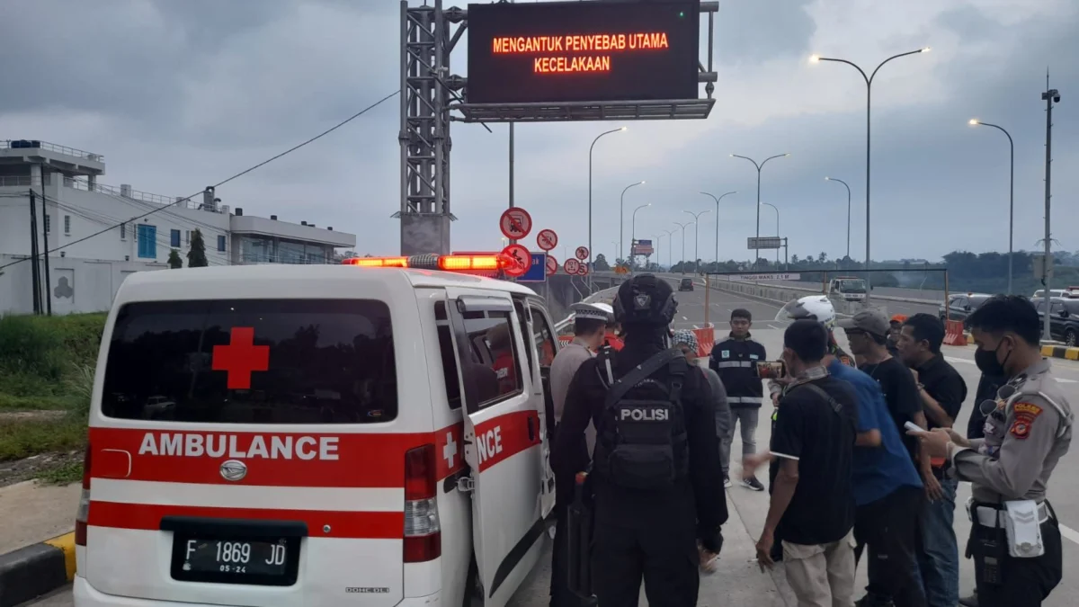 Mobil Ambulans yang diberhentikan di Jalan nasional Sukabumi-Bogor.