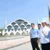 Sekda Herman Suryatman: Pengelolaan Masjid Raya Al Jabbar Dievaluasi Menyeluruh Sekretaris Daerah Provinsi Jawa Barat, yang juga Ketua Harian Dewan Eksekutif Masjid Raya Al Jabbar Herman Suryatman meninjau Masjid Raya Al Jabbar di Kota Bandung, Selasa (16/4/2024).(Foto: Yogi Prayoga/Biro Adpim Jabar)