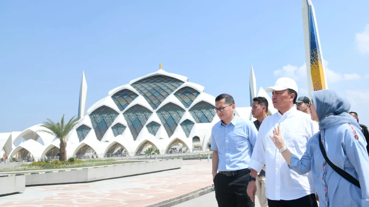Sekretaris Daerah Provinsi Jawa Barat, yang juga Ketua Harian Dewan Eksekutif Masjid Raya Al Jabbar Herman Suryatman meninjau Masjid Raya Al Jabbar di Kota Bandung, Selasa (16/4/2024).(Foto: Yogi Prayoga/Biro Adpim Jabar)