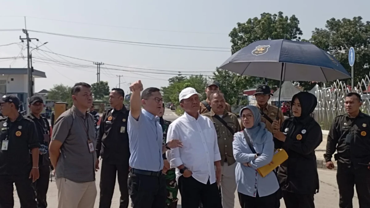 Sekda Jabar Siap Tindak Tegas Pelaku Pungli di Masjid Raya Al-Jabbar Dok. Sekda Jabar, Herman Suryatman (tengah) saat inspeksi mendadak atau sidak kawasan Masjid Raya Al-Jabbar. Foto. Sandi Nygraha