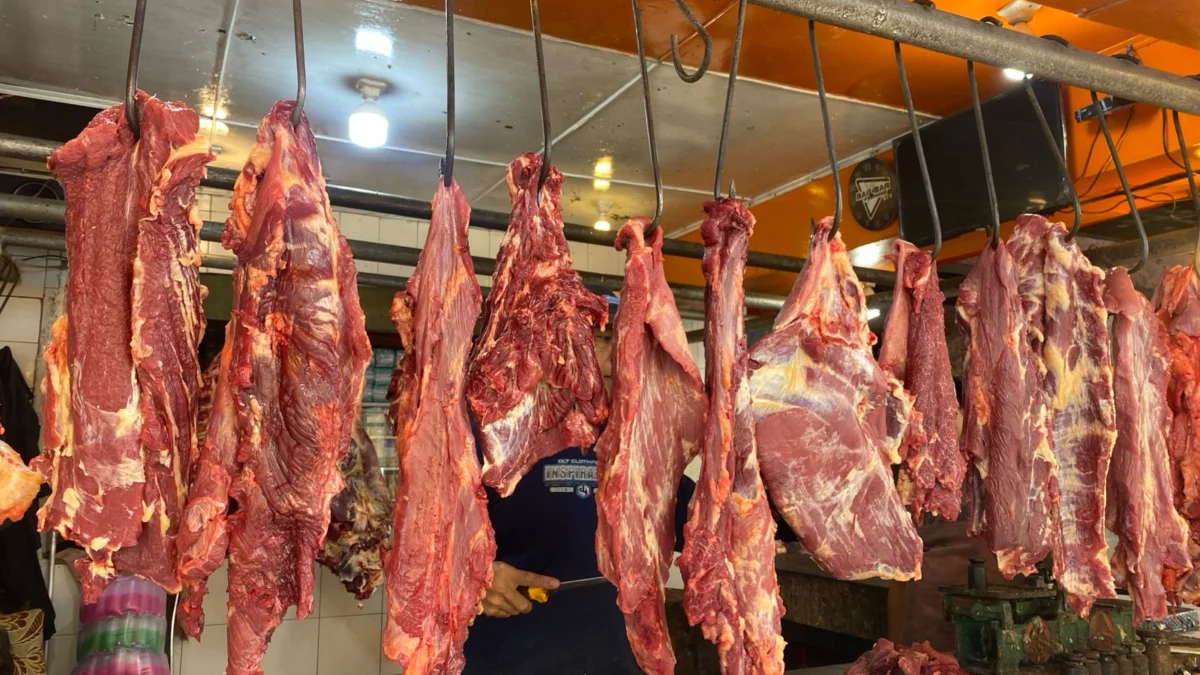 HARGA DAGING SAPI: Suasana lapak kios daging sapi di Pasar Gudang Kota Sukabumi.