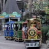 Wisatawan sedang menikmati salah satu wahana di wisata Lembang Park and Zoo, KBB.