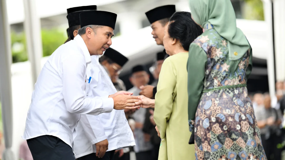 Caption: Pj Gubernur Jawa Barat Bey Machmudin melaksanakan kegiatan Halalbihalal Tingkat Provinsi Jawa Barat di Gedung Sate, Kota Bandung, Kamis (18/4/2024).(Foto: Aji Baram/Biro Adpim Jabar)