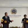 Indonesia dan China Serempak Desak DK PBB Menteri Luar Negeri China Wang Yi (kiri) bersama Menteri Luar Negeri RI Retno Marsudi saat menyampaikan pernyataan pers bersama di kantor Kementerian Luar Negeri, Jakarta, Kamis (18/4/2024). ANTARA)