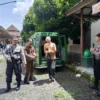 Terdakwa bule asal California, Amerika Serikat, Arthur Leigh Welohr (35), dikawal aparat bersenjata sebelum menjalani sidang di Pengadilan Negeri Kota Banjar, Kamis 18 April 2024.