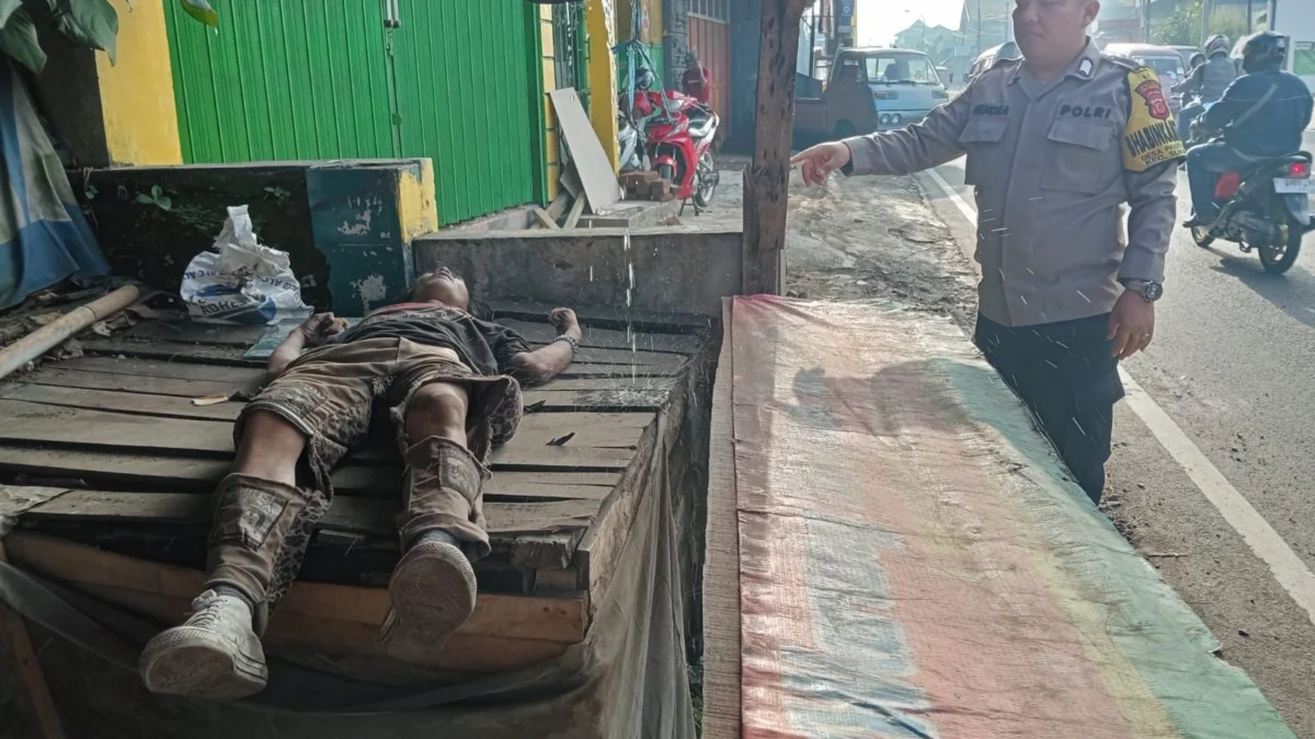 Pria dengan dandanan anak jalanan ditemukan tewas di pinggir jalan Kampung Sukaraja, Desa Sukaraja, Kabupaten Sukabumi, Kamis (18/4).