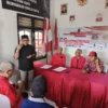 Sulyanati alias Komeng (kemeja hitam) saat menyambangi kantor DPC PDI Perjuangan Kota Banjar untuk mengambil formulir pendaftaran Balon Wali Kota dan Wakil Wali Kota Banjar 2024-2029, Jumat (19/4).