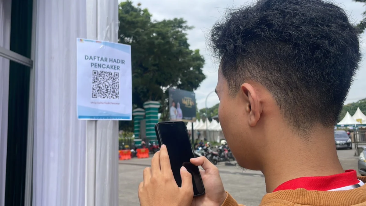 Seorang pencari kerja saat mendaftar di kegiatan Mini Job Fair yang dilaksanakan Disnaker Kabupaten Bandung di depan Halaman Gedung Budaya Sabilulungan (GBS), Soreang, Jumat (19/4/2024). Foto Agi Jabar Ekspres