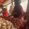 Harga bawang merah di Kota Sukabumi masih tinggi.