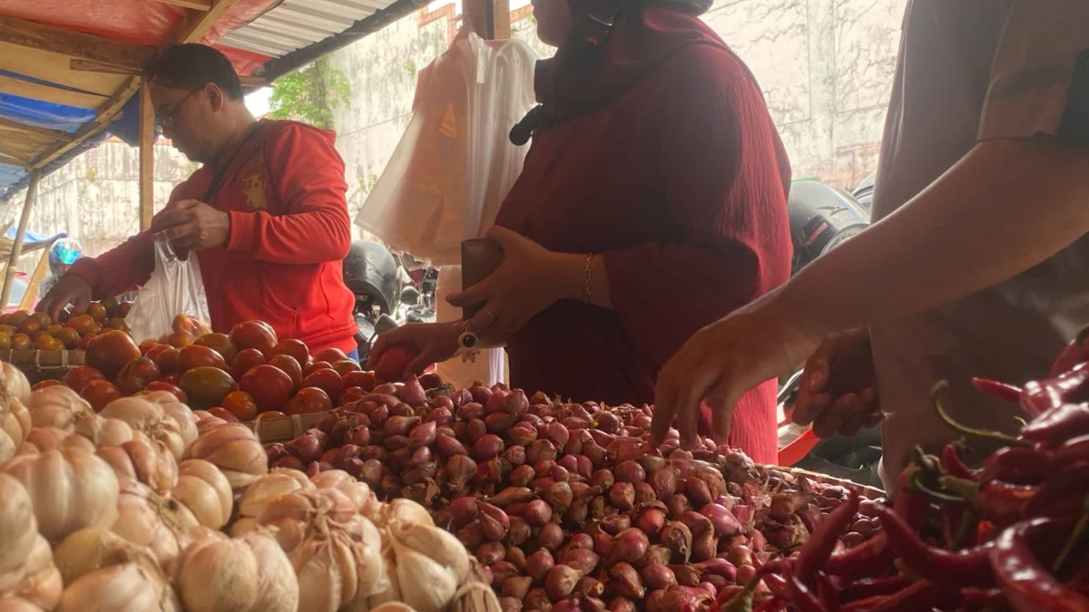 Harga bawang merah di Kota Sukabumi masih tinggi.