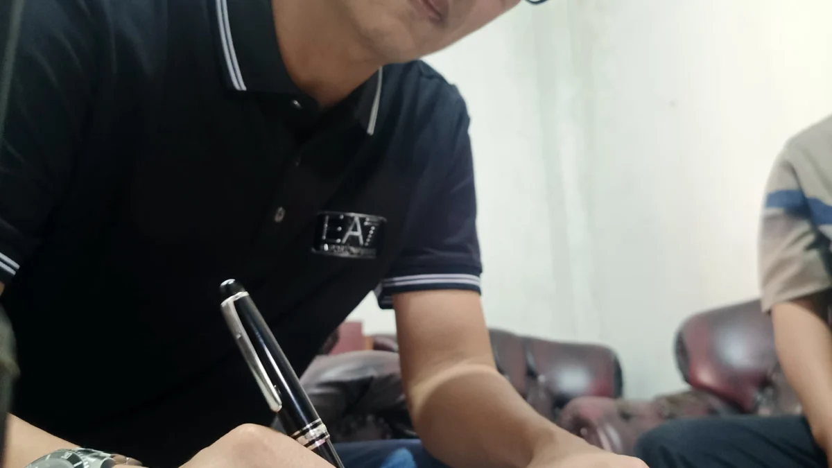 Atet Handiyana saat mengisi formulir pendaftaran Balon Wali Kota dan Wakil Wali Kota Banjar 2024-2029 di kantor DPC PDIP Kota Banjar, Jumat (19/4).
