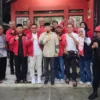 Sulyanati alias Komeng (celana putih), berfoto bersama rombongan dan panitia penjaringan di DPC PDI Perjuangan, Sabtu 20 April 2024.