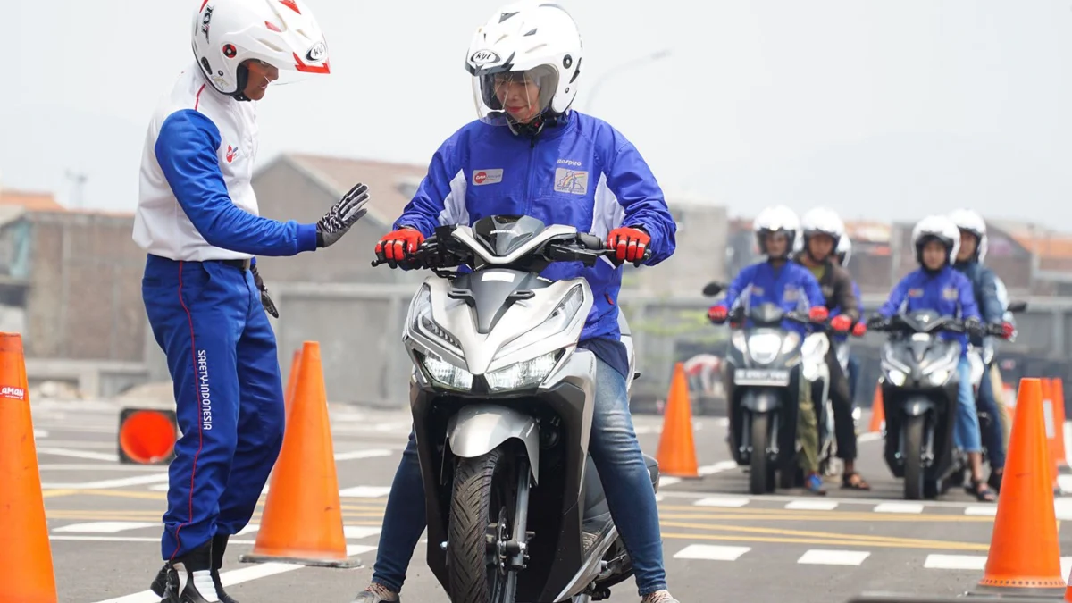 Selalu #Cari_Aman Saat Berkendara Sepeda Motor untuk Semua Kartini di Indonesia