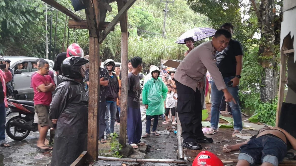 Sedang Bermain HP, 2 Orang di Sukabumi Regang Nyawa Tersambar Petir Petugas kepolisian mendatangi TKP tersambarnya 2 orang warga Sukabumi, Minggu (21/4).