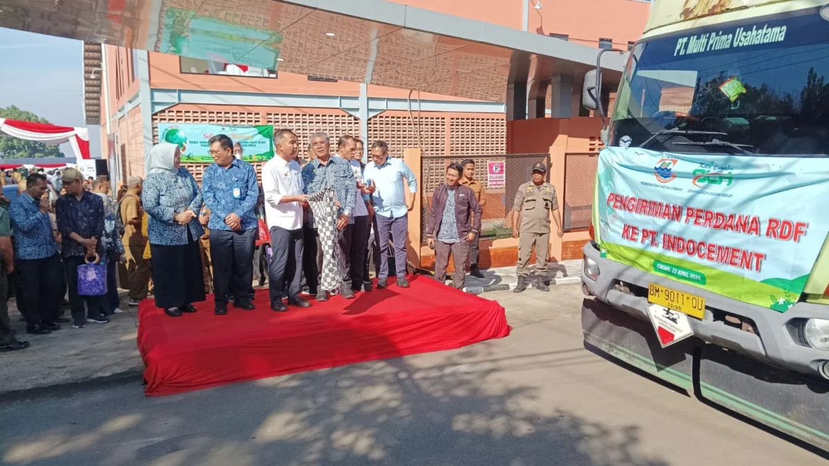 Doc. Pj Gubernur Jawa Barat, Bey Machmudin dan Pj Wali Kota Cimahi, Dicky Saromi Melepaskan Pengiriman 16 Ton Hasil RDF ke PT. Indocement di Citeureup, Bogor (Mong)