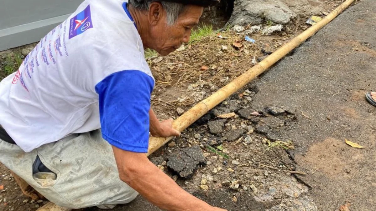 Mulai Pekan Depan, 8 Ruas Jalan di Bandung Barat Diperbaiki Aspal di Kampung Kiara Lawang, Desa Cipada, Kecamatan Cisarua, KBB mengelupas dan rusak tergerus air hujan pada Desember 2023 lalu. Foto Jabarekspres