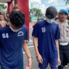 6 Pelaku Penganiayaan di Ciparay Kabupaten Bandung Diringkus, Ternyata Motifnya Cemburu Kapolresta Bandung, Kombes Pol Kusworo Wibowo saat menanyakan Kedua Pelaku AP (23) dan AP (24) yang melakukan penganiayaan di Ciparay saat gelar perkara di Mapolresta Bandung, Senin (22/4/202). Foto Agi Jabar Ekspres