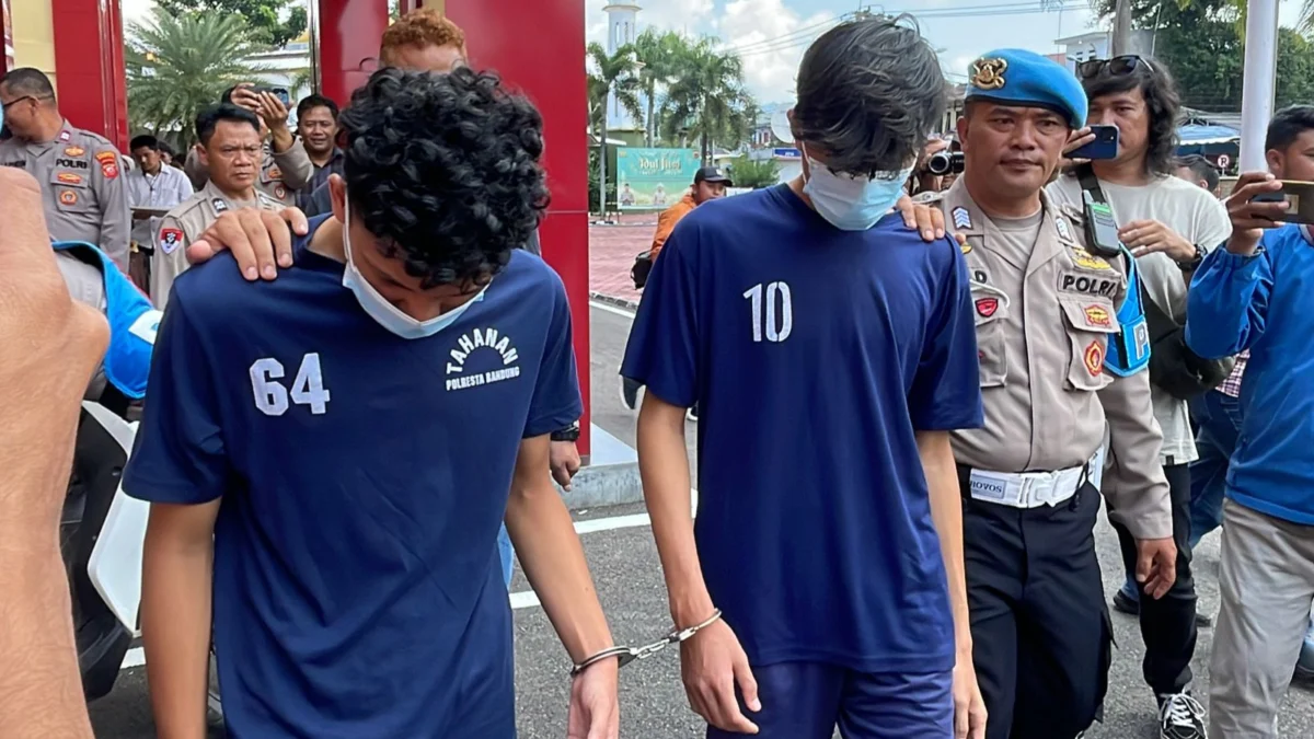 Kapolresta Bandung, Kombes Pol Kusworo Wibowo saat menanyakan Kedua Pelaku AP (23) dan AP (24) yang melakukan penganiayaan di Ciparay saat gelar perkara di Mapolresta Bandung, Senin (22/4/202). Foto Agi Jabar Ekspres