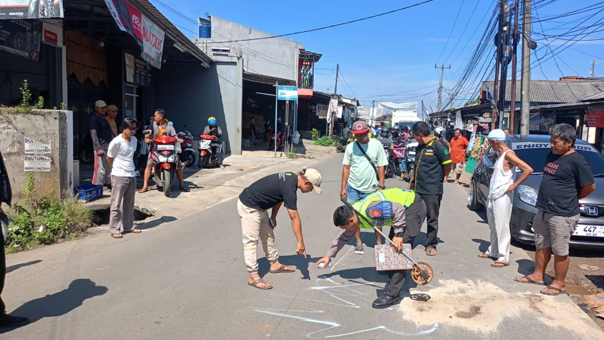 TKP laka lantas Satria FU dengan truk di Jalan Alternatif Cileungsi-Setu, Kabupaten Bogor, Senin (22/4).