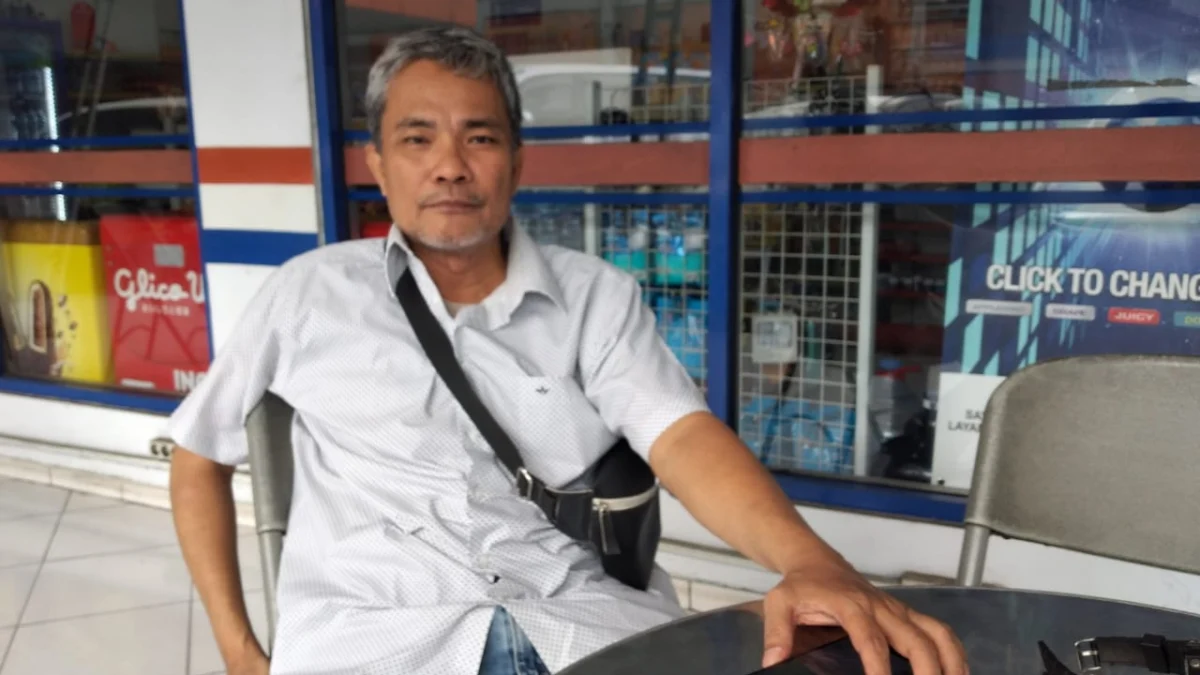 MENCARI KEADILAN: M. Ilmi Muttaqien, pensiunan BNI, saat ditemui selepas mediasi, Senin (22/4).