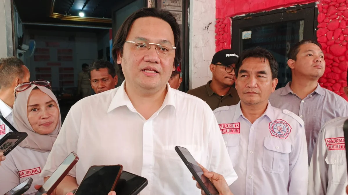 Farhat Abbas usai mengambil formulir pendaftatan penjaringan Bacawalkot Bogor di Sekretariat DPC Partai Gerindra Kota Bogor, Senin (22/4).