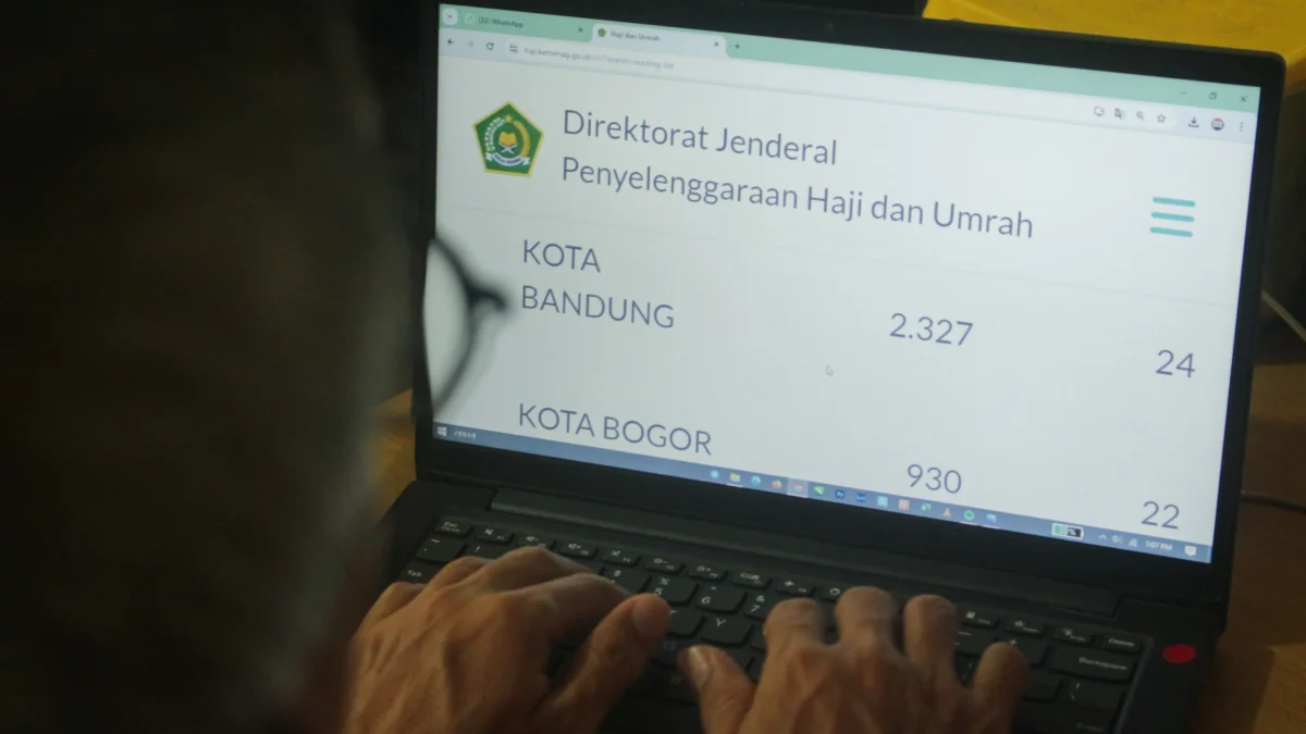 Masyarakat sedang mengakses daftar tunggu pelaksanaan haji di laman haji.kemenag.go.id, Selasa (23/4).