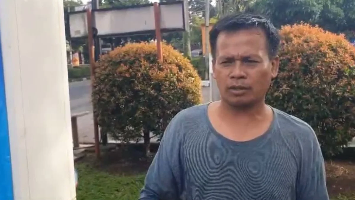 Cerita Mulyana, Sopir Angkot Pabuaran-Pasundan Sukabumi yang Terbakar: Baru Beli 3 Hari Mulyana, sopir angkot 03 F Pabuaran-Pasundan, yang angkotnya terbakar di SPBU 34.43107 Citamiang, Kota Sukabumi, pada Rabu (24/4) pagi.