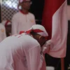 Salah satu napiter saat mencium bendera merah putih di Lapas Kelas II A Gunung Sindur, Rabu (24/4).
