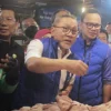 Ketua Umum PAN, Zulkifli Hasan (biru putih), dan Wali Kota Bogor, Bima Arya (biru), saat meninjau harga bahan pokok di salah satu pasar di Kota Bogor.