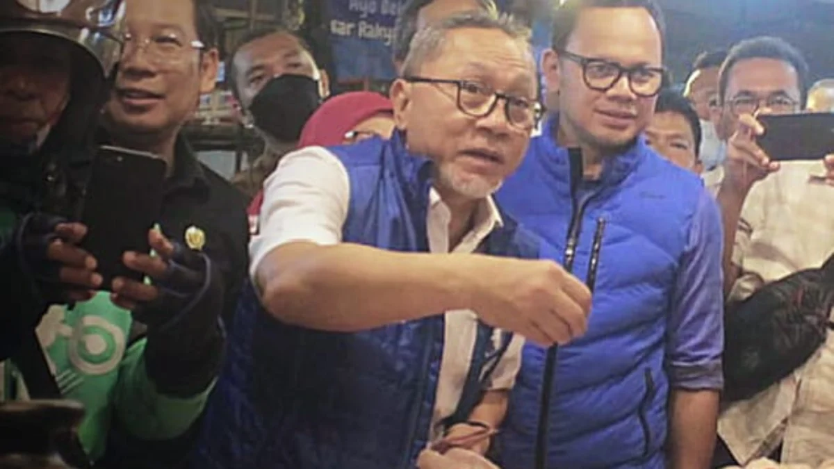Ketua Umum PAN, Zulkifli Hasan (biru putih), dan Wali Kota Bogor, Bima Arya (biru), saat meninjau harga bahan pokok di salah satu pasar di Kota Bogor.