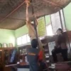 Sebuah bambu menopang plafon di ruang guru SDN Citangkil Sukabumi.
