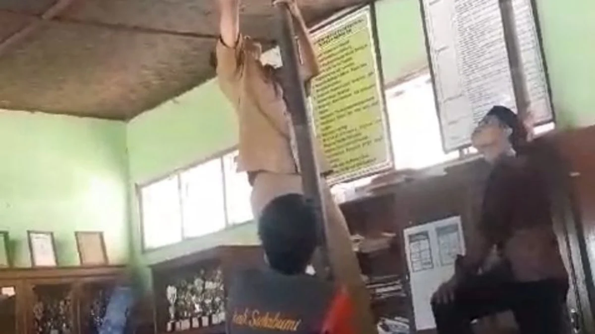Mirisnya Kondisi SDN Citangkil Sukabumi: Terancam Roboh, Plafon Disanggah Bambu, hingga Ruang Kelas Tak Bisa Digunakan Sebuah bambu menopang plafon di ruang guru SDN Citangkil Sukabumi.