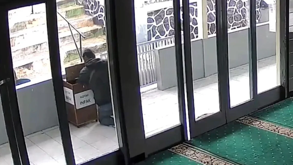 Viral di media sosial seorang pria membobol kotak amal di Masjid Uswatun Hasanah, Komplek Bina Karya, Desa Cimekar, Kecamatan Cileunyi, Kabupaten Bandung, Jumat (19/4) lalu. Foto Istimewa