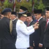 Mendagri, Tito Karnavian, secara simbolis menyematkan tanda kehormatan Satyalancana kepada Wali Kota Bogor periode 2014-2024, Bima Arya, Kamis (25/4).