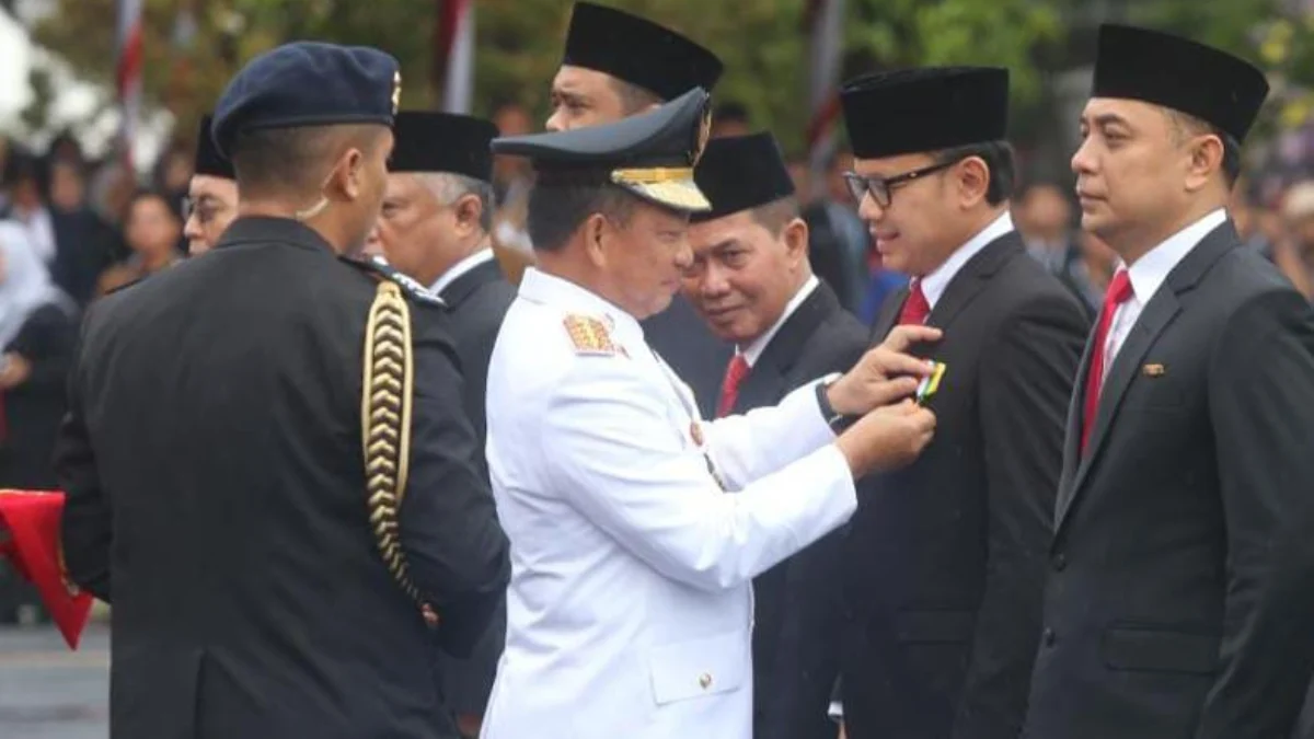 Terima Satyalancana dari Presiden, Bima Arya: Ini Persembahan untuk ASN Hebat Kota Bogor Mendagri, Tito Karnavian, secara simbolis menyematkan tanda kehormatan Satyalancana kepada Wali Kota Bogor periode 2014-2024, Bima Arya, Kamis (25/4).