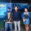 Warga yang memenangkan doorprize dari CEO Banjar Patroman FC, Atet Handiyana Sihombing, saat acara nobar Piala Asia u23, Timnas Indonesia vs Timnas Korsel, di Langensari, Kota Banjar, Jumat (26/4) dini hari.