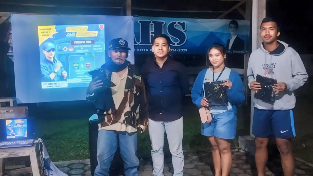 Dengarkan Aspirasi Warga, CEO Banjar Patroman FC Adakan Nobar Indonesia vs Korsel Warga yang memenangkan doorprize dari CEO Banjar Patroman FC, Atet Handiyana Sihombing, saat acara nobar Piala Asia u23, Timnas Indonesia vs Timnas Korsel, di Langensari, Kota Banjar, Jumat (26/4) dini hari.