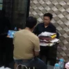 INVESTASI BODONG: Direktur CV AAP berinisial H (43) akhirnya menyerahkan diri ke Polres Sukabumi Kota.
