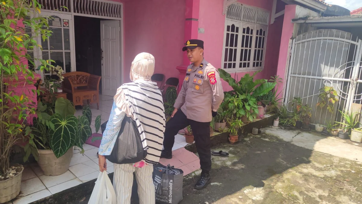 Wanita peminta-minta (50) yang viral di medsos, kembali lagi ke Kota Sukabumi dan diamankan oleh Polsek Baros.