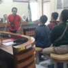 Suasana sidang tipiring PKL di PN Bandung, Jumat (26/4).
