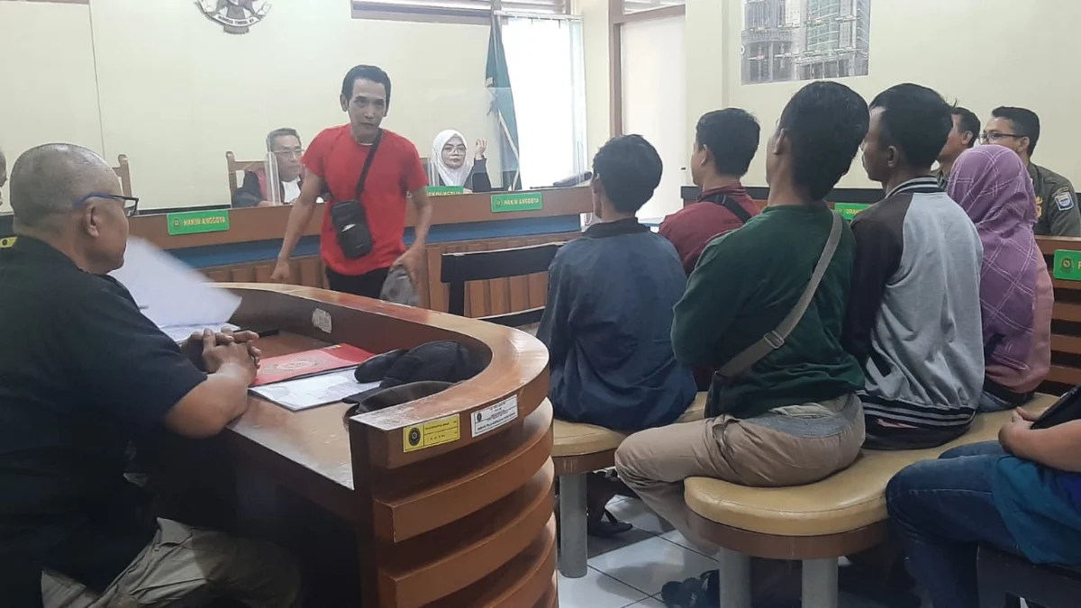 Berdagang di Zona Merah, 22 PKL di Kota Bandung Pasrah Kena Sidang Tipiring Suasana sidang tipiring PKL di PN Bandung, Jumat (26/4).