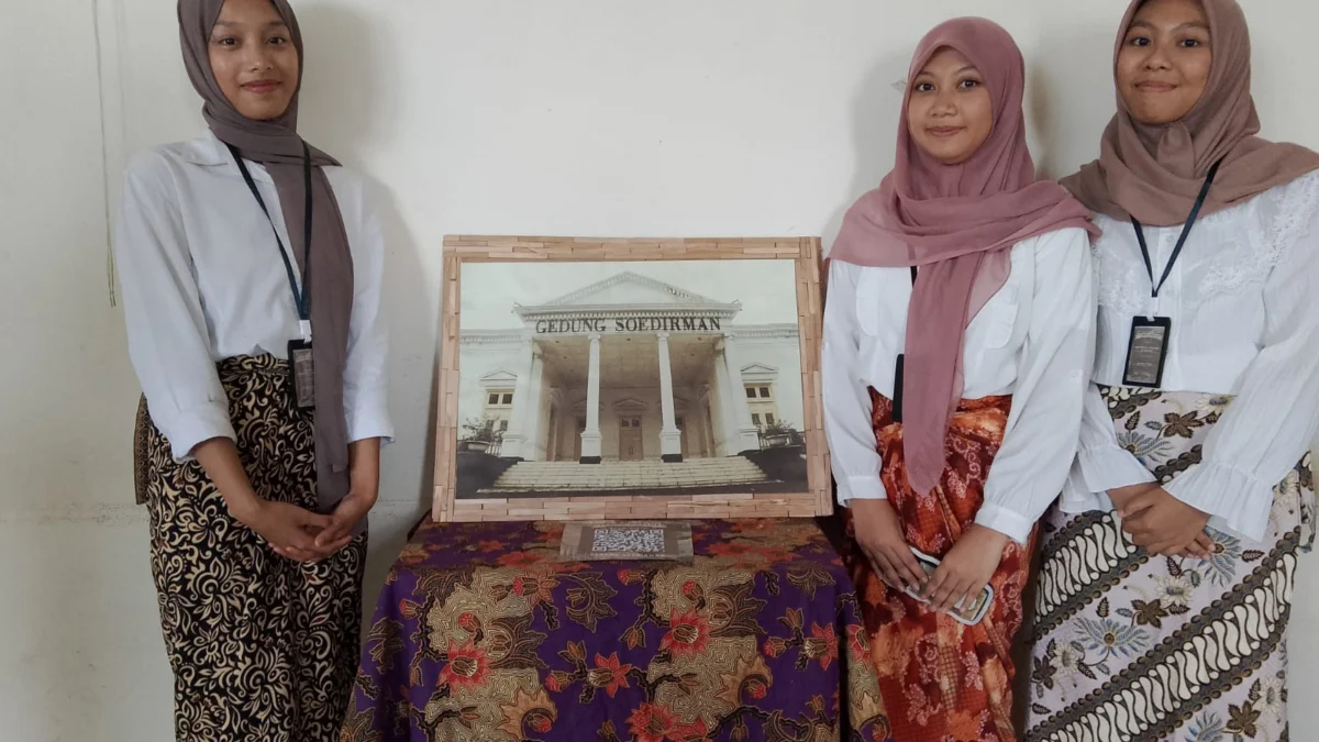 Hasil karya seni rupa siswa-siswi SMAN 5 Cimahi dengan tema 'Cimahi Vintage'.