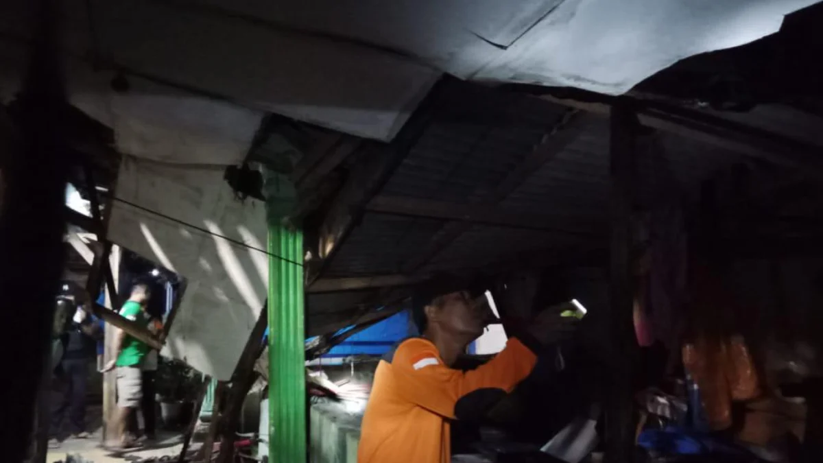 Petugas BPBD Kabupaten Sukabumi saat meninjau lokasi bangunan tedampak Gempa yang bepusat di Garut, Minggu (29/4) dini hari.