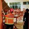 Kerusakan atap SMPN 11 Kota Cimahi dampak dari gempa bumi yang melanda Kabupaten Garut, Sabtu (27/4) malam.