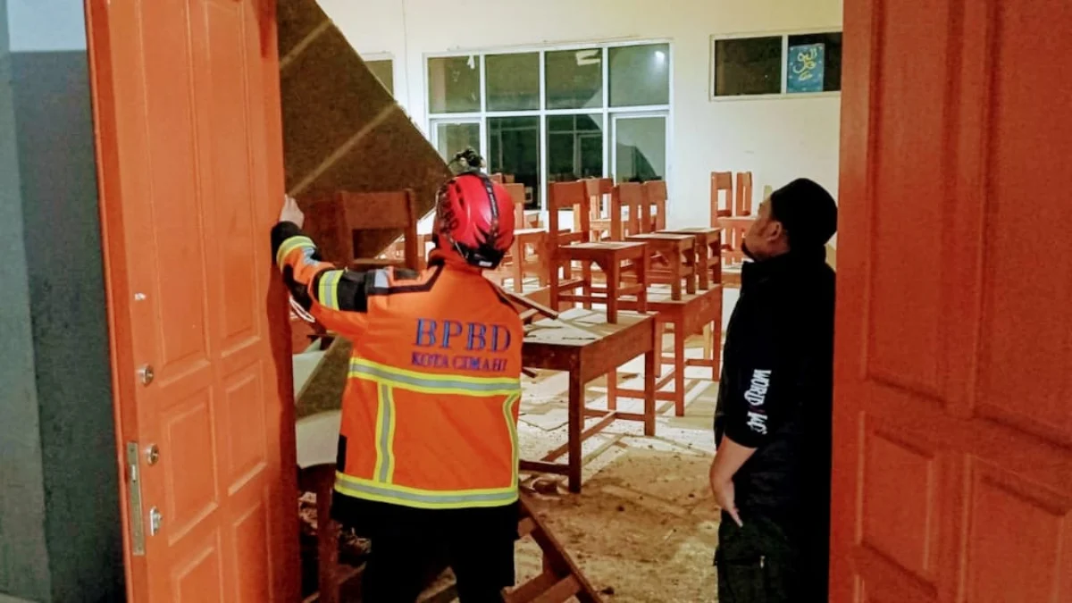 Kerusakan atap SMPN 11 Kota Cimahi dampak dari gempa bumi yang melanda Kabupaten Garut, Sabtu (27/4) malam.