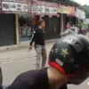 Aksi koboi jalanan kembali terjadi, kali ini kejadian tersebut berada di Pertigaan Pasar Rancamanyar di Jalan Andir-Rancamanyar, Baleendah, Kabupaten Bandung, Sabtu (27/4).