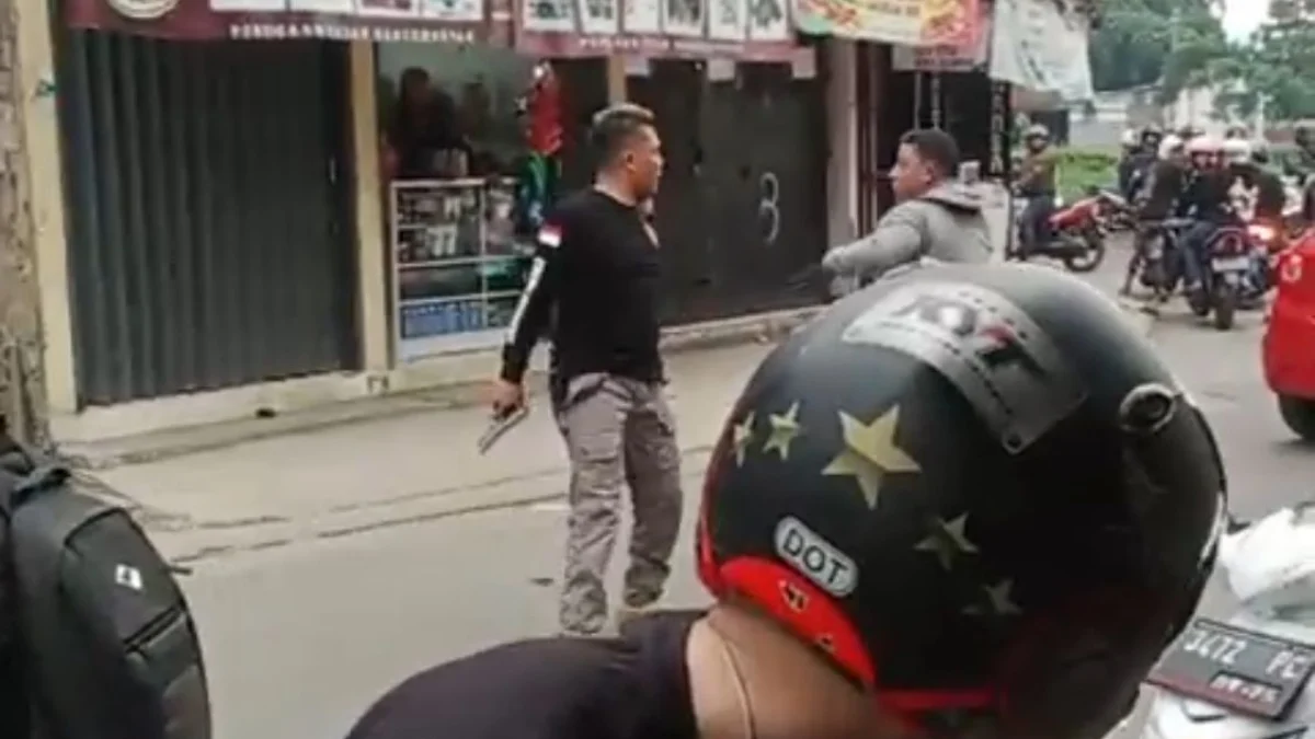 Aksi koboi jalanan kembali terjadi, kali ini kejadian tersebut berada di Pertigaan Pasar Rancamanyar di Jalan Andir-Rancamanyar, Baleendah, Kabupaten Bandung, Sabtu (27/4).