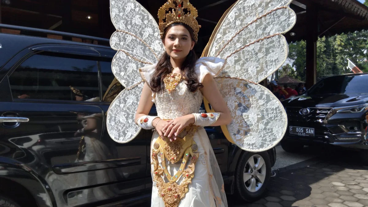 Cindy Aulia Anastasya, salah satu model yang tampil dalam acara peringatan Hari Tari Sedunia di Kota Cimahi, Minggu (28/4).