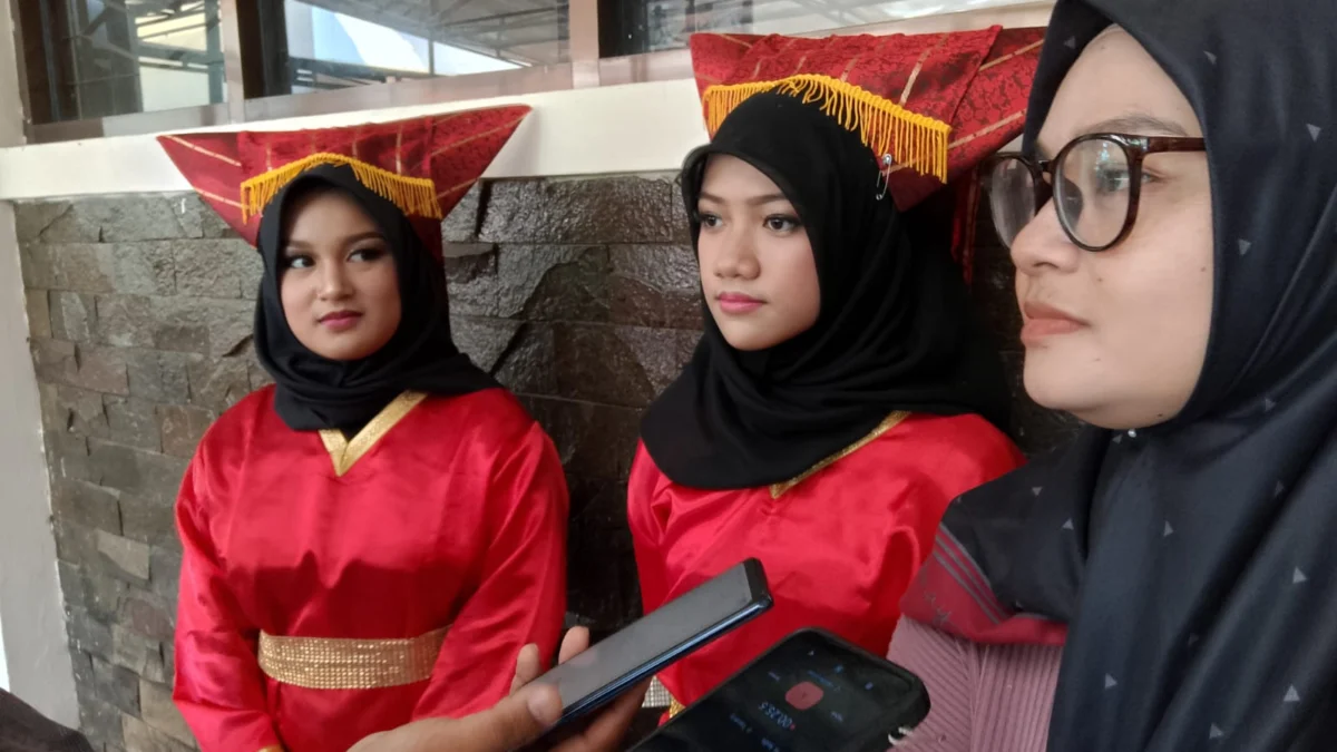Salah satu peserta yang memeriahkan acara Hari Tari Sedunia di Kota Cimahi, Minggu (28/4).